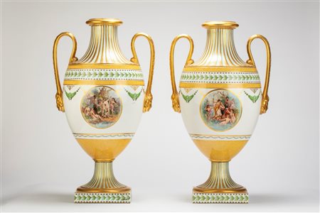 Coppia di grandi vasi biansati in porcellana con corpo ad anfora e piede a calice su base quadrata. Decorati a medaglioni raffiguranti scene con satir […]