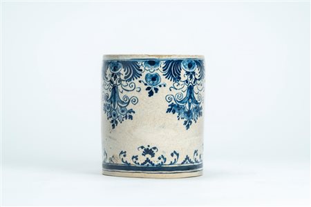 Cachepot in maiolica con decoro in blu cobalto alla Berain. Liguria, secolo XVIII