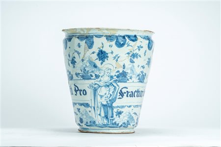 Vaso tronco conico da farmacia in maiolica con decoro orientalizzante "a tappezzeria" in blu di cobalto con figura eretta di San Paolo con spada e lib […]