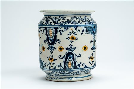 Albarello in maiolica a gran fuoco con decoro alla Berain. Fornace Luigi Levantino, Savona, seconda metà del XVIII secolo