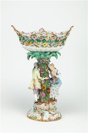 Alzata in porcellana policroma riccamente ornata da fiori, foglie e figure danzanti. Manifattura di Meissen, fine secolo XIX