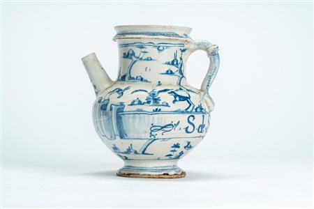Boccale in maiolica con decoro blu cobalto orientalizzante "a tappezzeria" interrotto da cartiglio con scritta apotecaria "S. Acerol". Savona, seconda […]