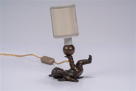 Puttino alato in bronzo montato a lampada