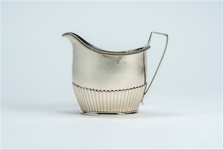 Lattiera in argento 925 a corpo liscio e costolato con ansa sagomata. Londra, 1800, England, London, 1800