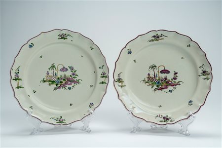 Coppia di piatti circolari a bordo mistilineo profilato in  porpora in maiolica con decoro “a giardinetto”. Manifattura P. Antonibon-Baccin, Nove, 177 […]