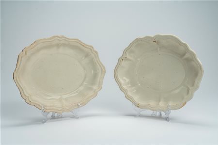Coppia di vassoi ovali in maiolica, probabile manifattura di Lodi, XVIII secolo.