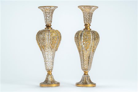 Coppia di vasi porta fiore a balaustro su base circolare con decori a rilievo e dorati a motivi vegetali, secolo XIX