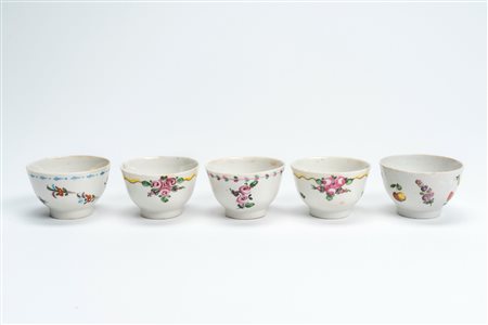 Cinque chicchere in porcellana decorata in policromia a motivi floreali: quattro di manifattura Antonibon, circa 1770, e una probabilmente di manifatt […]