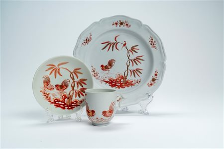 Tazzina da caffè con piattino e piatto in porcellana con decoro in rosso ferro e oro “al galletto”. Manifattura Ginori a Doccia, circa 1770