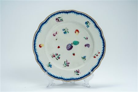 Piatto in porcellana con decoro policromo “a fiori e frutti sparsi”. Manifattura Ginori a Doccia, 1770–1790 circa