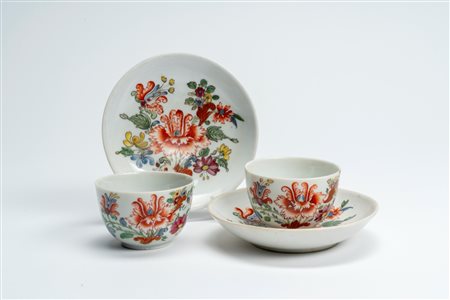 Coppia di tazzine ad ansa mossa con piattino, con decoro policromo “al tulipano”. Manifattura Ginori a Doccia, circa 1790