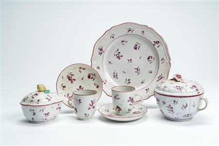 Set composto da una tazza da brodo biansata con coperchio e piatto, due tazze da caffè con piattino e una zuccheriera con coperchio in porcellana bian […]