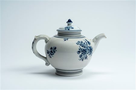 Teiera in porcellana bianco e blu. Probabilmente manifattura Ginori a Doccia, metà secolo XVIII