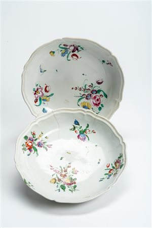 Due insalatiere in porcellana con decoro policromo “al mazzetto”. Manifattura Ginori a Doccia, circa 1770–1780.