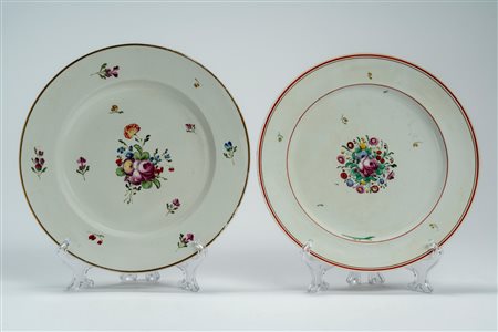 Due diversi piatti in porcellana con decoro policromo “al mazzetto” e a fiori sparsi. Manifattura Ginori a Doccia, inizio secolo XIX