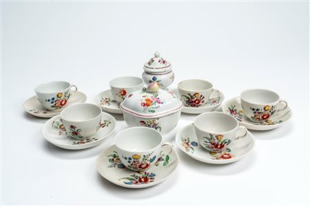 Sette tazzine con piattino, una zuccheriera con coperchio e una cremiera in porcellana con decoro policromo “al mazzetto”. Manifattura Ginori a Doccia […]