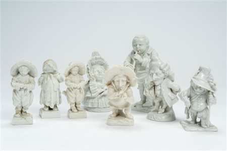 Gruppo di otto caramogi in porcellana bianca di diverse dimensioni. Manifatture del XVIII/XIX secolo