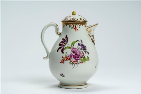 Caffettiera con coperchio in porcellana con decoro policromo “al mazzetto” e dorature. Manifattura di Vienna, 1770 circa
