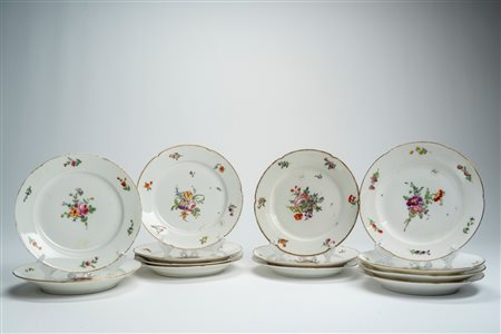 Tredici piatti piani in porcellana a bordo mosso e dorato decorati in policromia a mazzetto e fiori sparsi. Francia, fine secolo XVIII