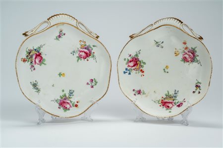 Coppia di vassoi da frutta in porcellana di forma mossa con presa traforata a volute e bordo dorato con decoro policromo al mazzetto e fiori sparsi. P […]
