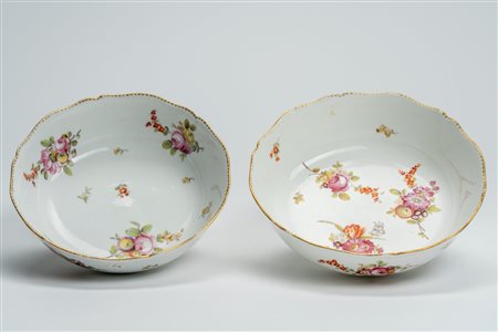 Due insalatiere a bordo mosso e dorato in porcellana decorata in policromia “al mazzetto” e a fiori sparsi. Parigi, La Courtille, manifattura Locré, f […]