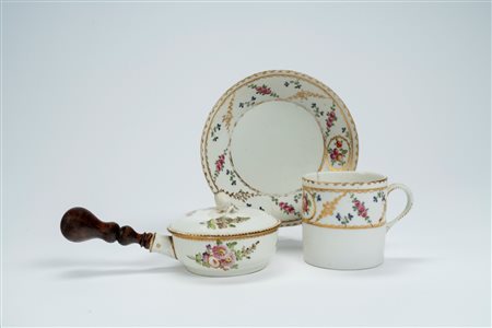 Lotto composto da una tazzina con piattino in porcellana con decoro policromo e oro a festoni di fiori e frutti e una salsierina con coperchio e manic […]