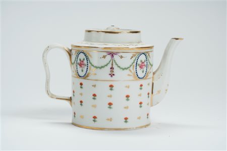 Teiera con coperchio in porcellana con decoro policromo e dorato a gerani e rose entro medaglioni perlinati in blu e festoni. Manifattura francese, fi […]