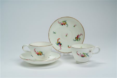 Coppia di tazze con piattino in porcellana profilata in oro e dipinta in policromia a bouquet e fiori sparsi. Probabile manifattura francese, fine sec […]