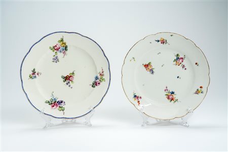 Due piatti in porcellana a bordo mosso e dorato, decorati in policromia a fiori sparsi. Uno Parigi, Clignancourt, circa 1790; l’altro probabilmente Vi […]