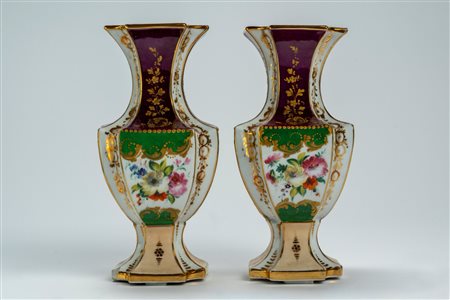 Coppia di vasi in porcellana policroma. Manifattura francese, metà secolo XIX