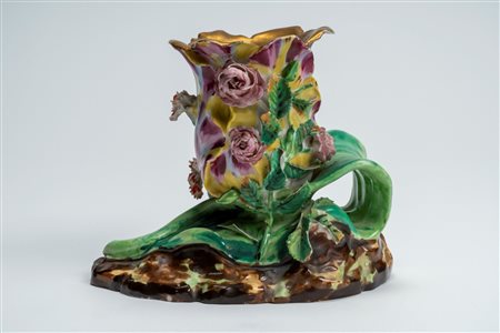 Portacandela in porcellana policroma a forma di tulipano con piccoli gerani, roselline e foglie, con ansa a foglia accartocciata. Francia, Jacob Petit […]