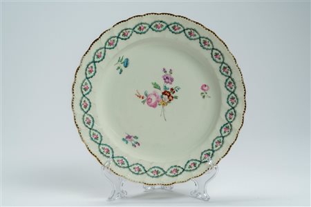 Piatto a profilo mosso e dorato in porcellana con decoro policromo alla rosa e ghirlanda intrecciata. Derby, fine secolo XVIII