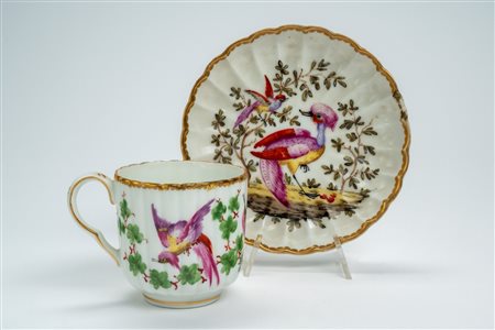 Tazzina con piattino in porcellana dipinta in policromia a uccelli esotici in paesaggi. Chelsea, 1770 circa