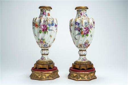 Coppia di vasi in porcellana a torchon decorati in policromia a fiori e con dorature a rilievo. Manifattura di Höchst, secolo XIX