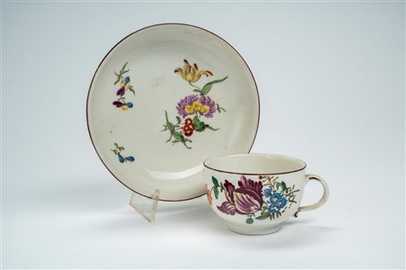 Tazzina con piattino in porcellana con decoro policromo “al mazzetto” e a fiori sparsi. Manifattura di Ludwigsburg, 1760 circa