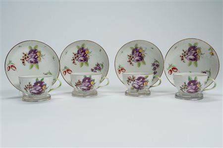 Quattro tazzine con piattino in porcellana con decoro “al mazzetto” e rami fioriti sparsi. Probabilmente Berlino, 1780 circa