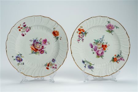 Coppia di piatti a profilo mosso e dorato con decoro policromo al mazzetto. Berlino, fine secolo XVIII