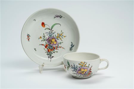 Tazzina con piattino in porcellana con decoro policromo “al mazzetto” e a fiori sparsi. Manifattura di Nymphenburg, 1770 circa