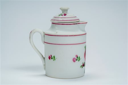 Piccola lattiera con coperchio in porcellana con decoro policromo alla rosa. Germania, probabilmente Shlagenwal, 1810 circa