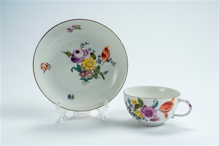 Tazzina con piattino in porcellana con decoro policromo “al mazzetto”. Manifattura di Meissen, 1770 circa
