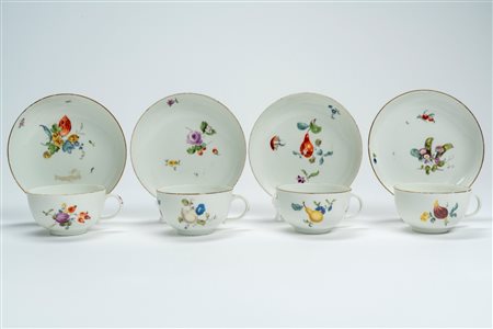 Quattro tazzine con piattino in porcellana con decoro policromo a frutti e fiori. Manifattura di Meissen, 1770 circa