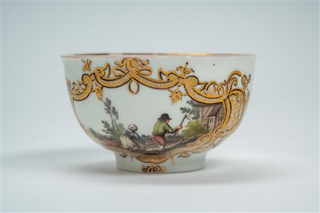 Tazzina in porcellana con decoro policromo a scena di genere entro cartella dorata. Manifattura di Meissen, 1770 circa