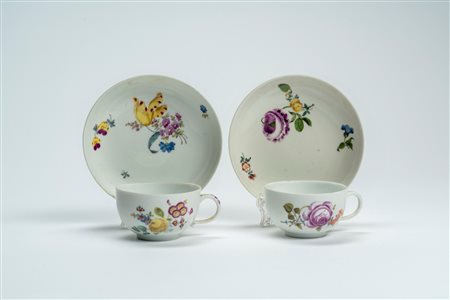 Coppia di tazzine con piattino in porcellana policroma “al mazzetto” e a fiori sparsi. Manifattura di Meissen, 1770 circa