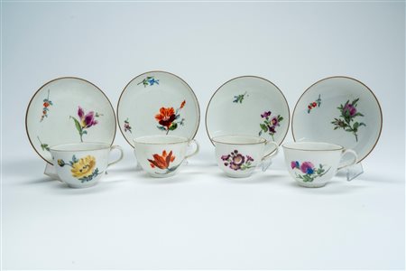Quattro tazzine con piattino in porcellana decorata in policromia a fiori. Manifattura di Meissen, periodo Marcolini, 1780 circa