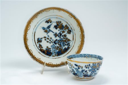Tazzina con piattino in porcellana, con decoro monocromo in blu cobalto all’orientale e in oro. Manifattura di Meissen, prima metà secolo XVIII