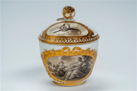 Raffinata cremiera con coperchio in porcellana decorata con riserva in grisaille e oro. Manifattura di Meissen, fine XVIII – inizio XIX secolo, period […]