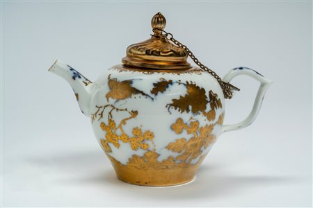 Teiera in porcellana decorata all'orientale in blu cobalto e oro con coperchio in argento dorato. Manifattura di Meissen, 1720 circa