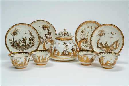 Servizio da tè composto da teiera e quattro tazzine con piattino in porcellana dorata decorata a chinoiserie. Manifattura di Meissen, 1720 circa (porc […]