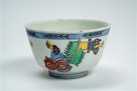 Ciotola in maiolica a smalto stannifero con decoro stilizzato policromo contornato in manganese. Turchia ottomana, Kütahya, fine secolo XVIII