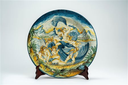 Grande piatto da parata in maiolica policroma istoriata raffigurante Trionfo di Venere. Manifattura ligure, secolo XVIII/XIX